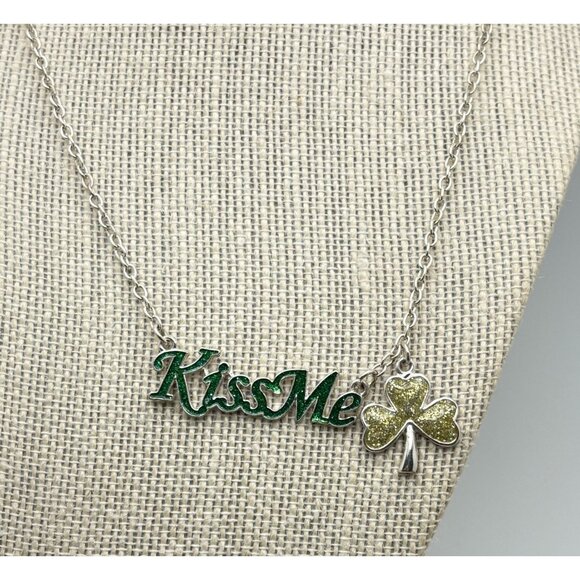 Claires Kiss Me I'm Irish Necklace Silver Tone Green Glitter Shamrock Pendant - Picture 2 of 7